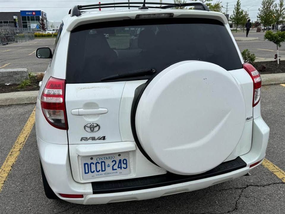 2011 Toyota RAV4 - photo 3