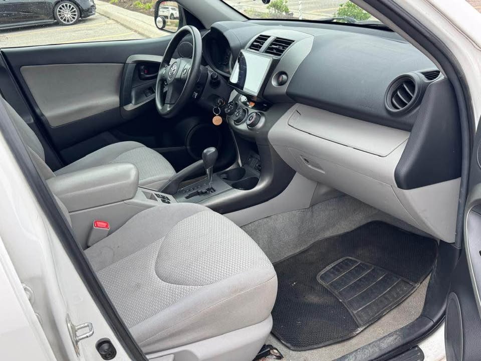 2011 Toyota RAV4 - photo 4