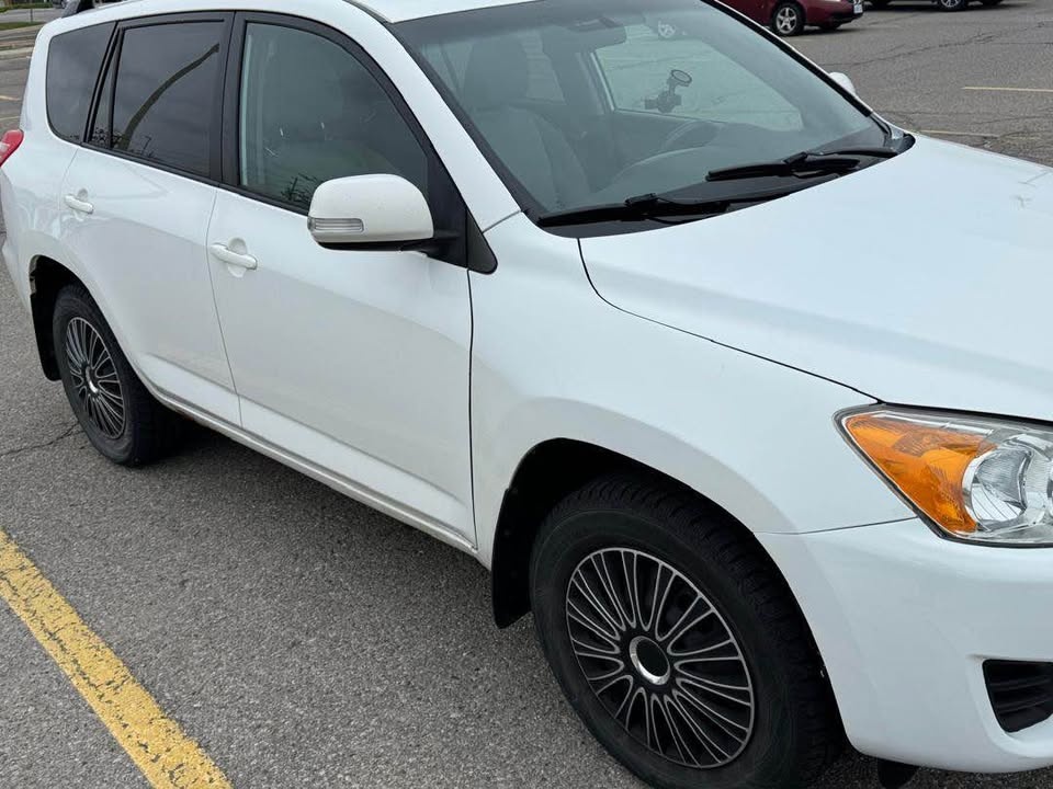 2011 Toyota RAV4 - photo 5