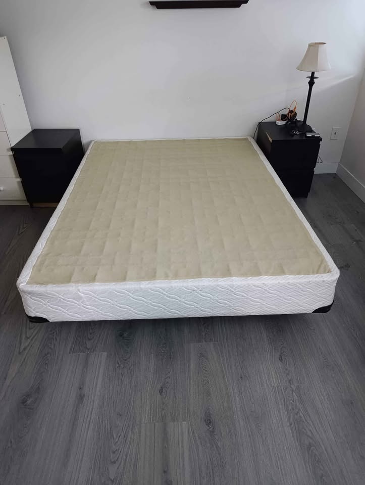 Queen size bed (frame+box spring+mattress) - nightstands FREE - photo 2