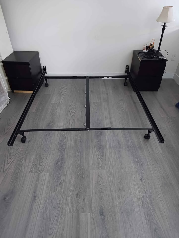 Queen size bed (frame+box spring+mattress) - nightstands FREE - photo 3