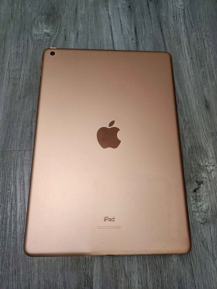 Ipad 8th Gen 128gb with Accessories - photo 2