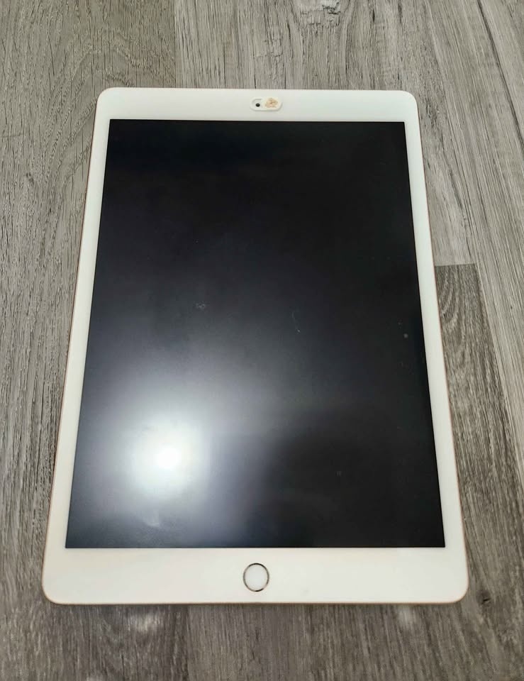 Ipad 8th Gen 128gb with Accessories - photo 3