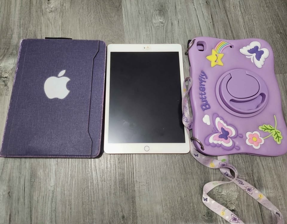 Ipad 8th Gen 128gb with Accessories - photo 4