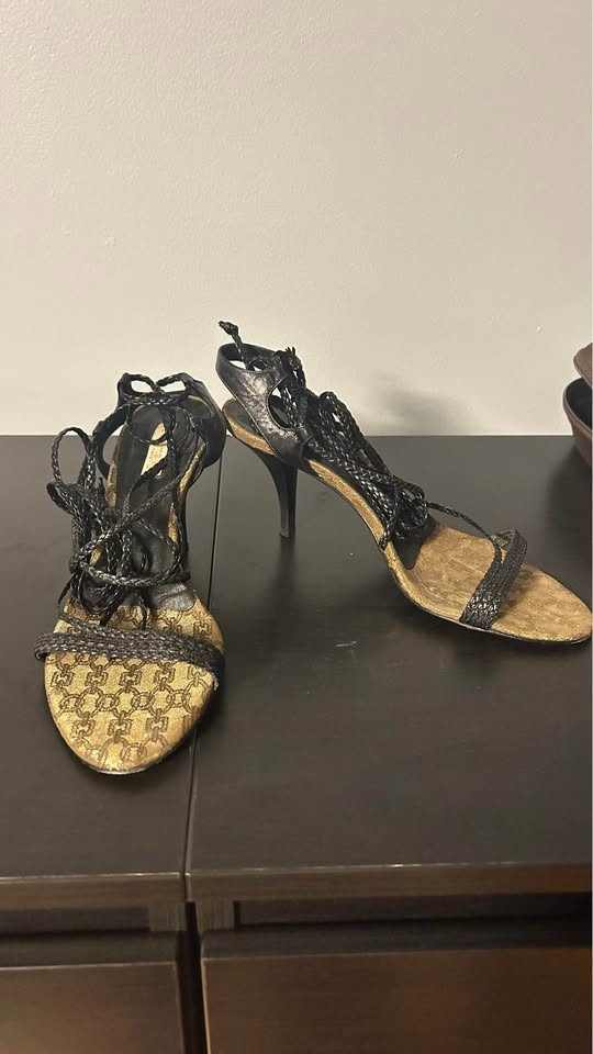 Black strap up high-heeled shoes