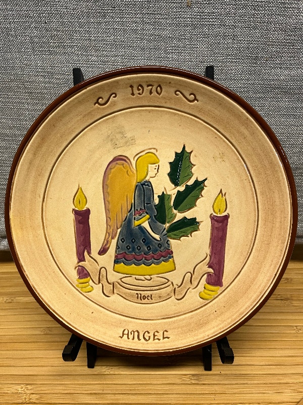 Vintage 1971 Handcrafted Plates - photo 2