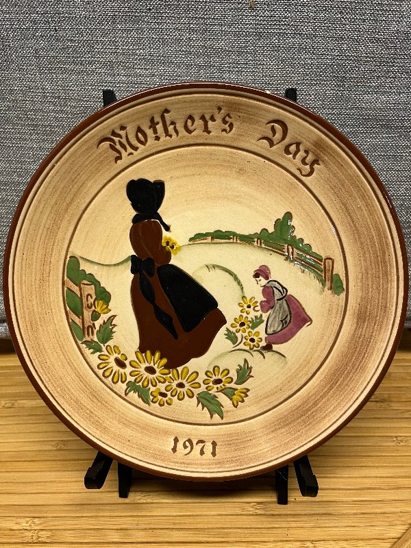 Vintage 1971 Handcrafted Plates - photo 5