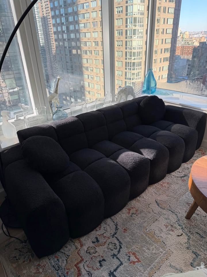 Sofa with 2 pillows