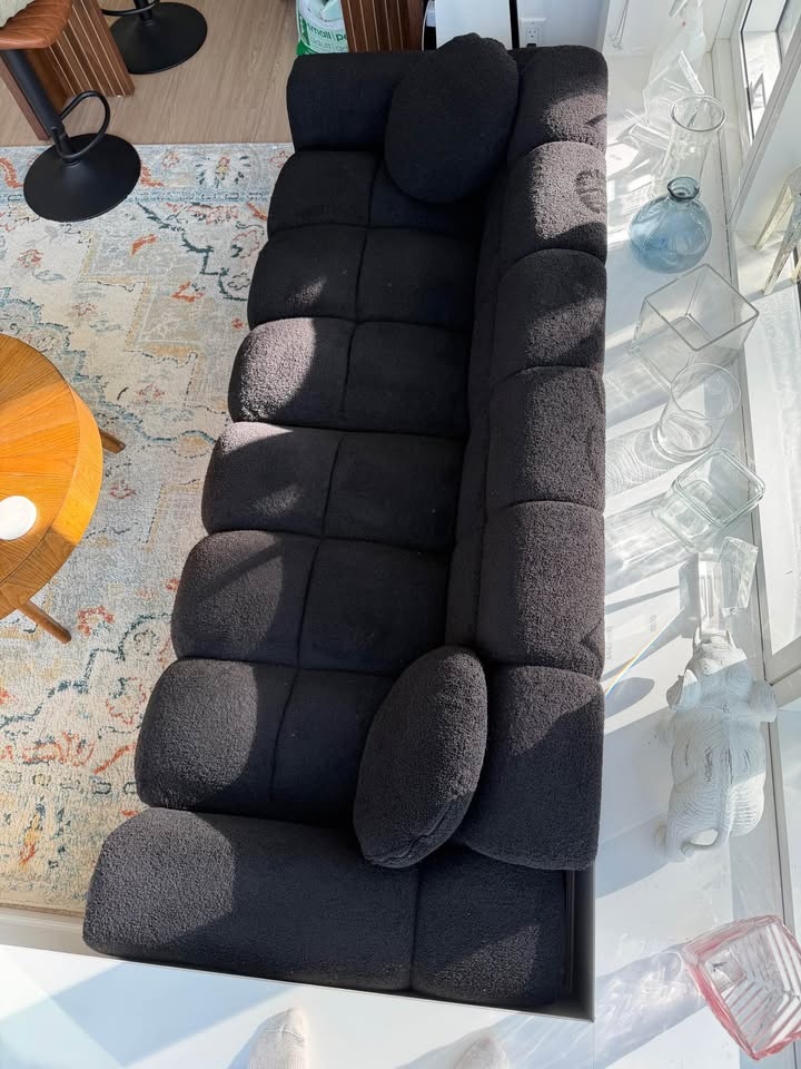 Sofa with 2 pillows - photo 4