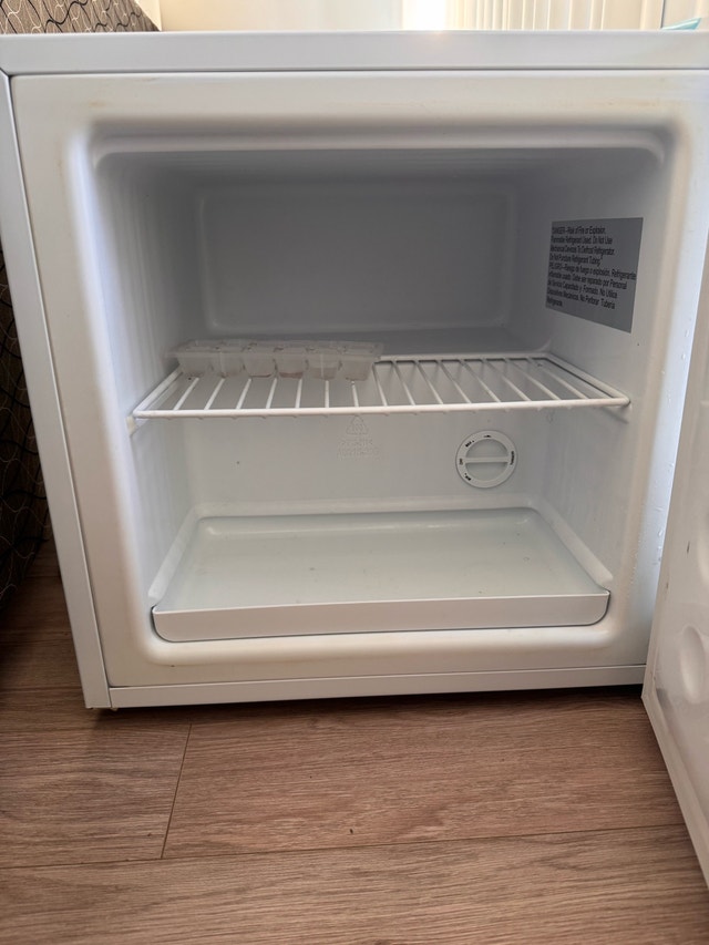 Compact Arctic King Freezer – Works Perfectly - photo 2