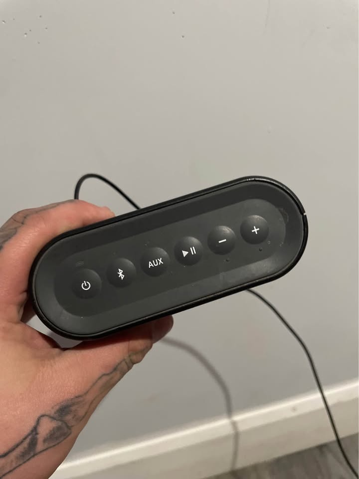 Bose soundlink color Bluetooth speaker! - photo 2