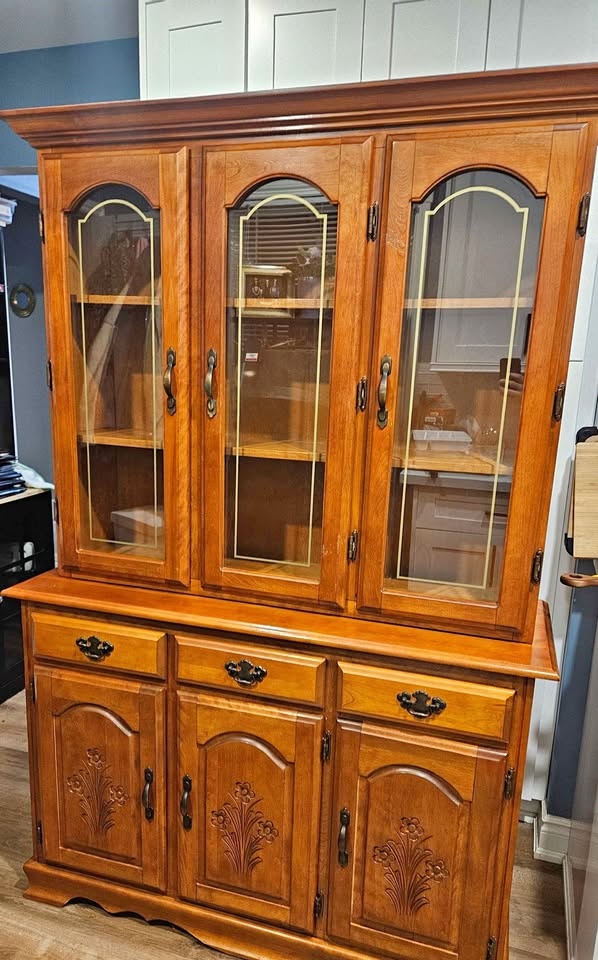 Solid Wood China Cabinet / Hutch – Vintage Traditional Style