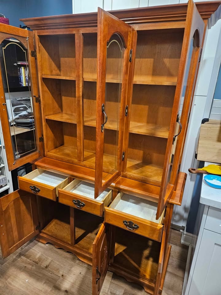 Solid Wood China Cabinet / Hutch – Vintage Traditional Style - photo 3