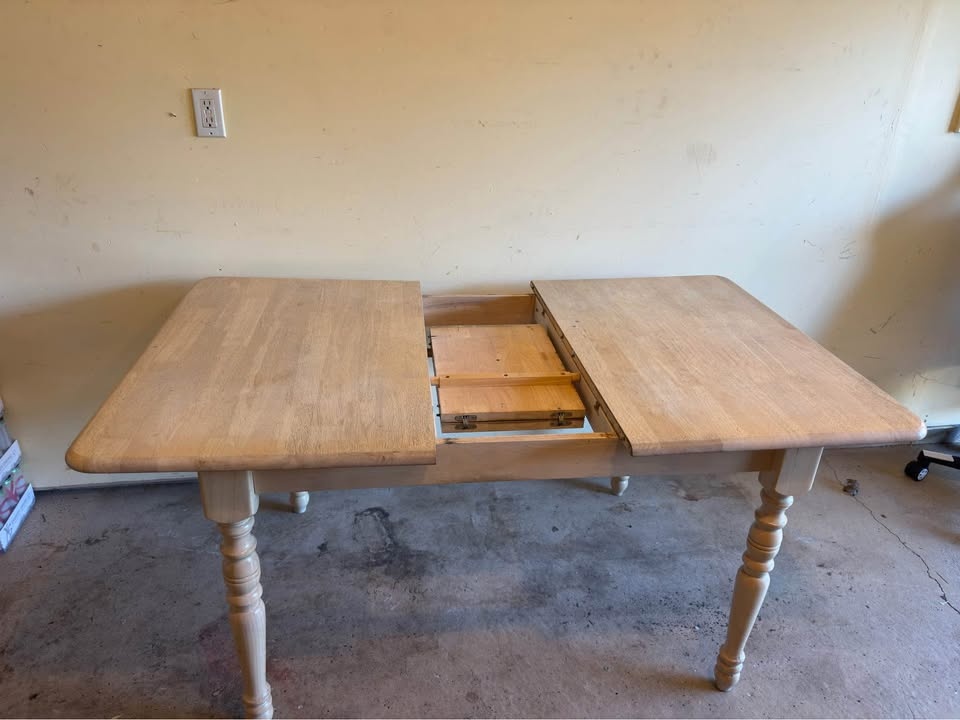 Solid Wood Extendable Dining Table – Seats 4–6 - CASH ONLY! - photo 4