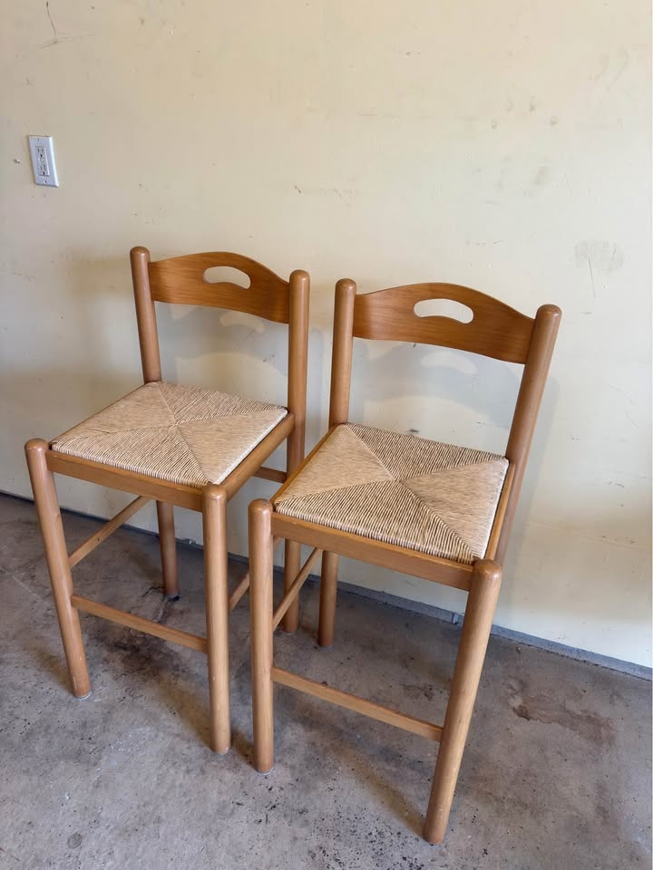Set of 2 Wooden Bar Stools with Woven Seats – Great Condition - photo 3