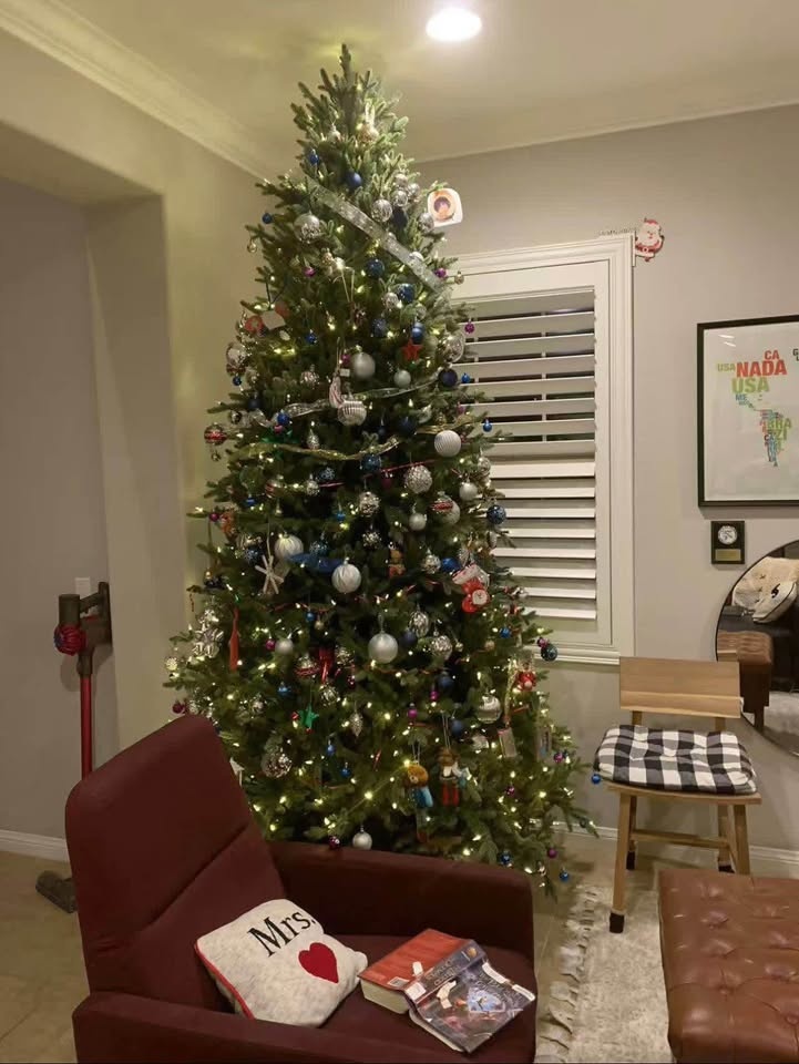 9 FT Costco Pre-Lit Artificial Christmas Tree – LED, Like New