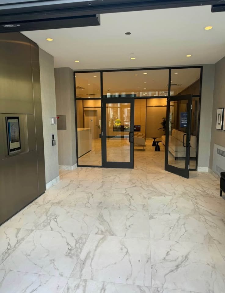 1 Bed 2 Baths - Apartment - photo 2
