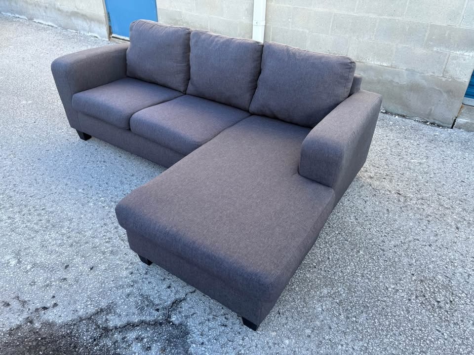 FREE DELIVERY✅ GREY MODERN SECTIONAL COUCH w/ REVERSIBLE CHAISE - photo 2