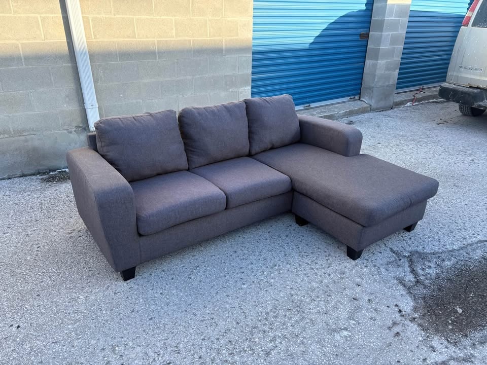 FREE DELIVERY✅ GREY MODERN SECTIONAL COUCH w/ REVERSIBLE CHAISE - photo 3