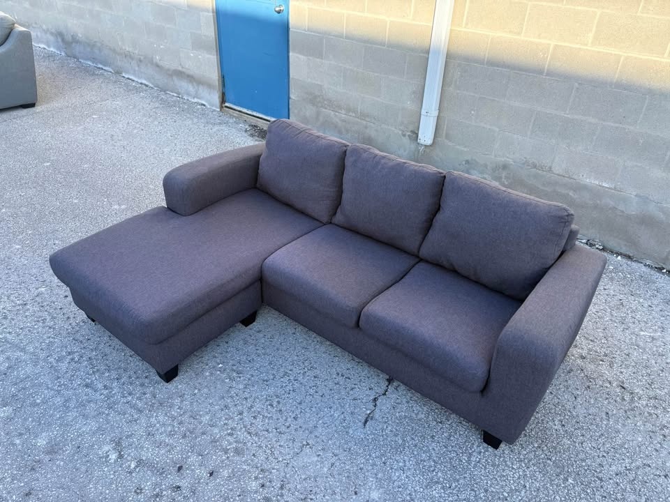 FREE DELIVERY✅ GREY MODERN SECTIONAL COUCH w/ REVERSIBLE CHAISE - photo 4