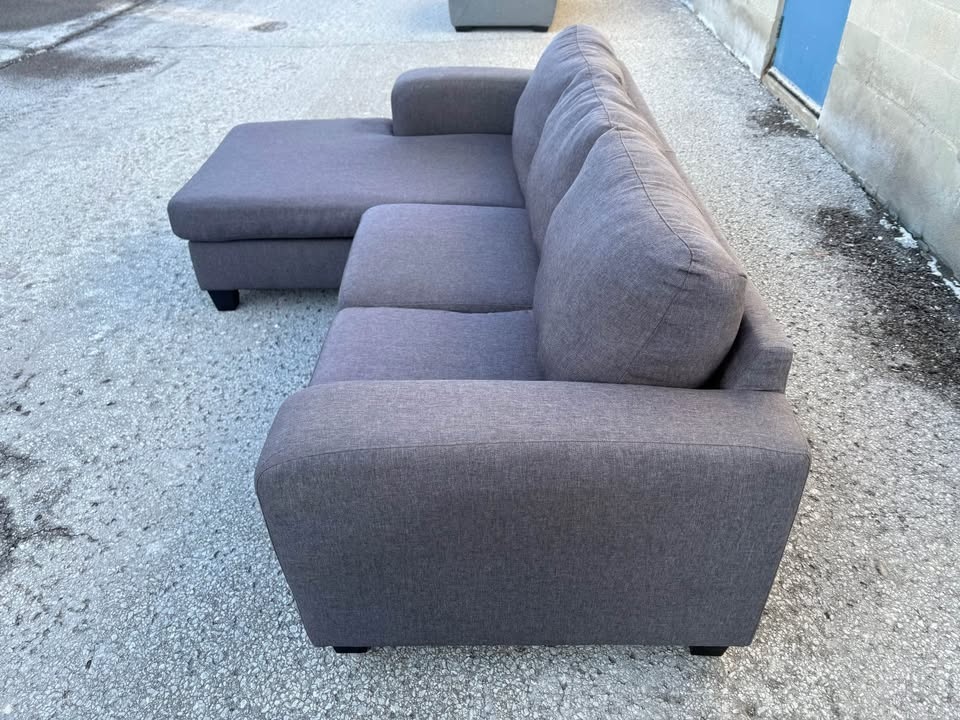 FREE DELIVERY✅ GREY MODERN SECTIONAL COUCH w/ REVERSIBLE CHAISE - photo 5