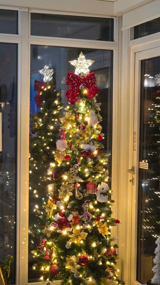 Complete Christmas Decor Set – Tree, Garland, Wreaths - photo 2