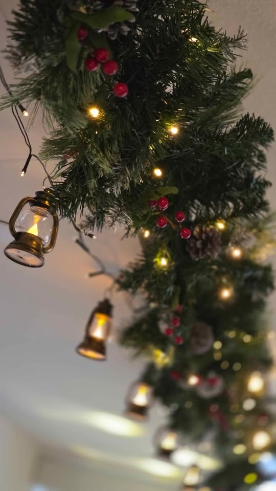 Complete Christmas Decor Set – Tree, Garland, Wreaths - photo 3