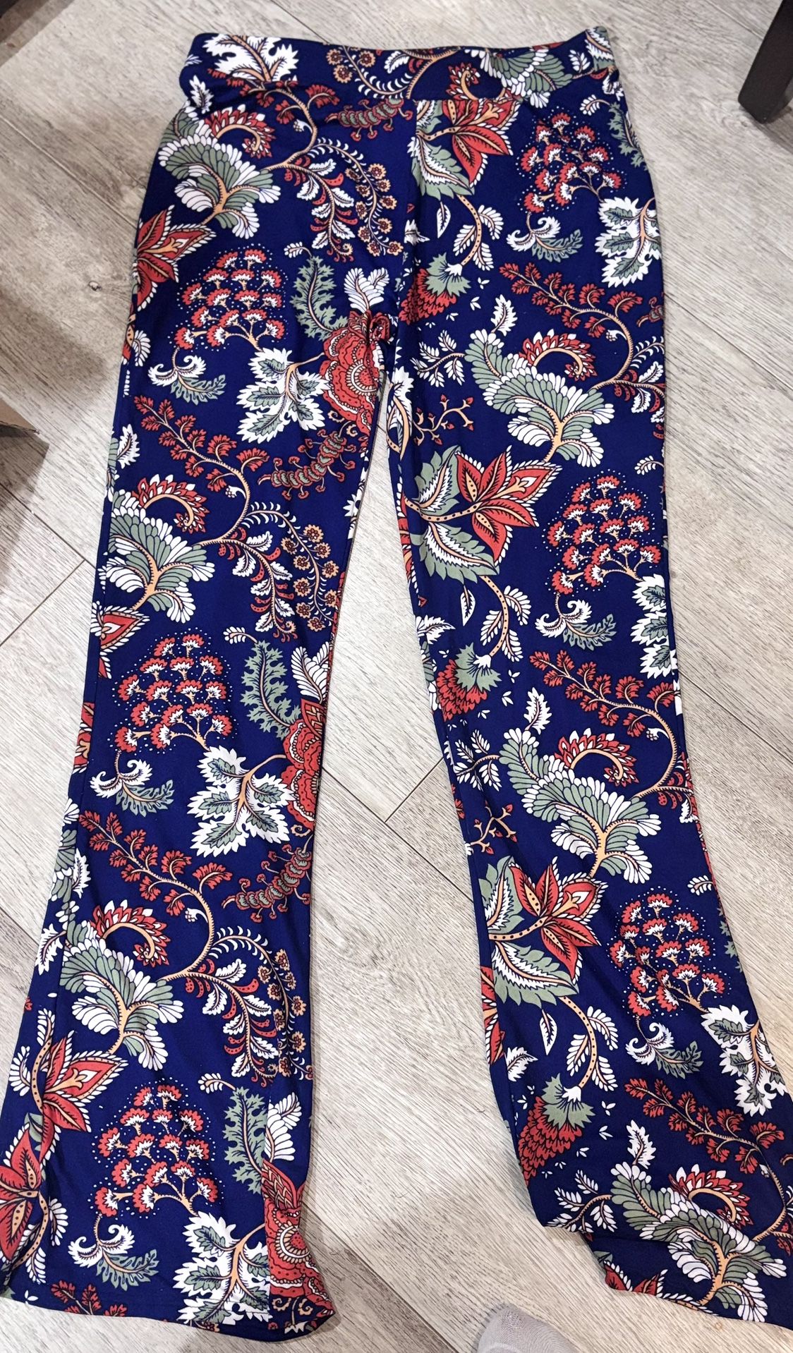 Super flattering Maze Navy Floral Soft Wide-Leg Pants – Size M