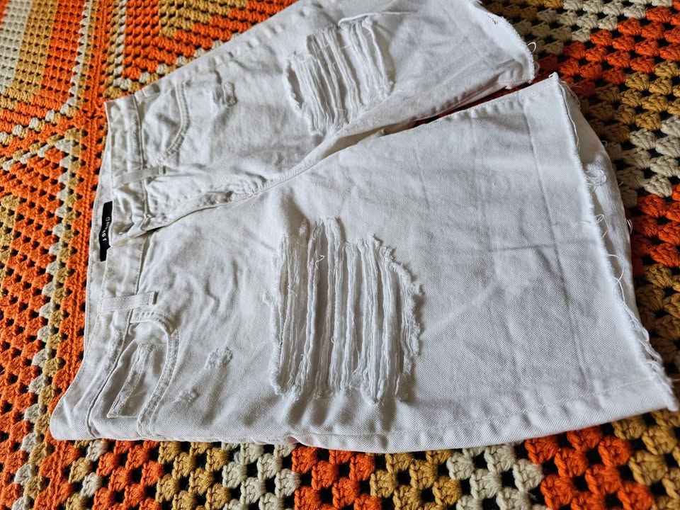 J Brand 27 White Distressed Denim Cutoff Shorts - photo 2