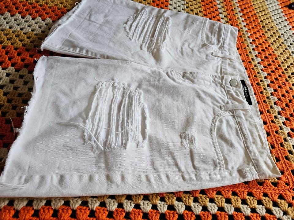 J Brand 27 White Distressed Denim Cutoff Shorts - photo 3