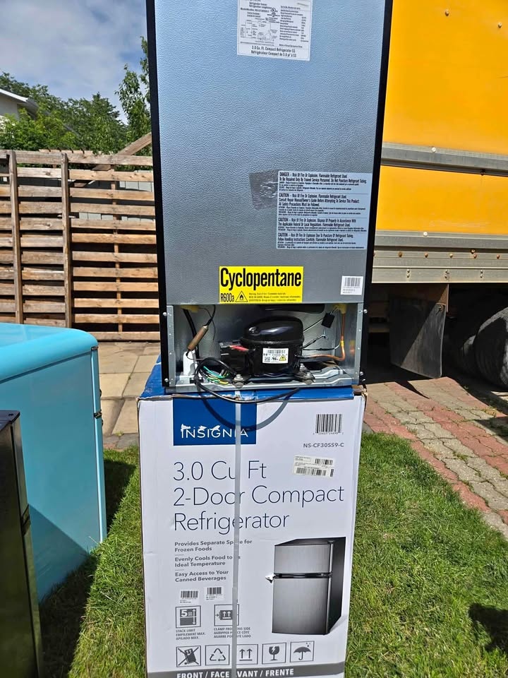 Brand New Insignia 3.0 Cu. Ft. Mini Fridge (NS-CF30SS9)🥕