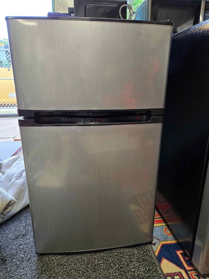 Brand New Insignia 3.0 Cu. Ft. Mini Fridge (NS-CF30SS9)🥕 - photo 3