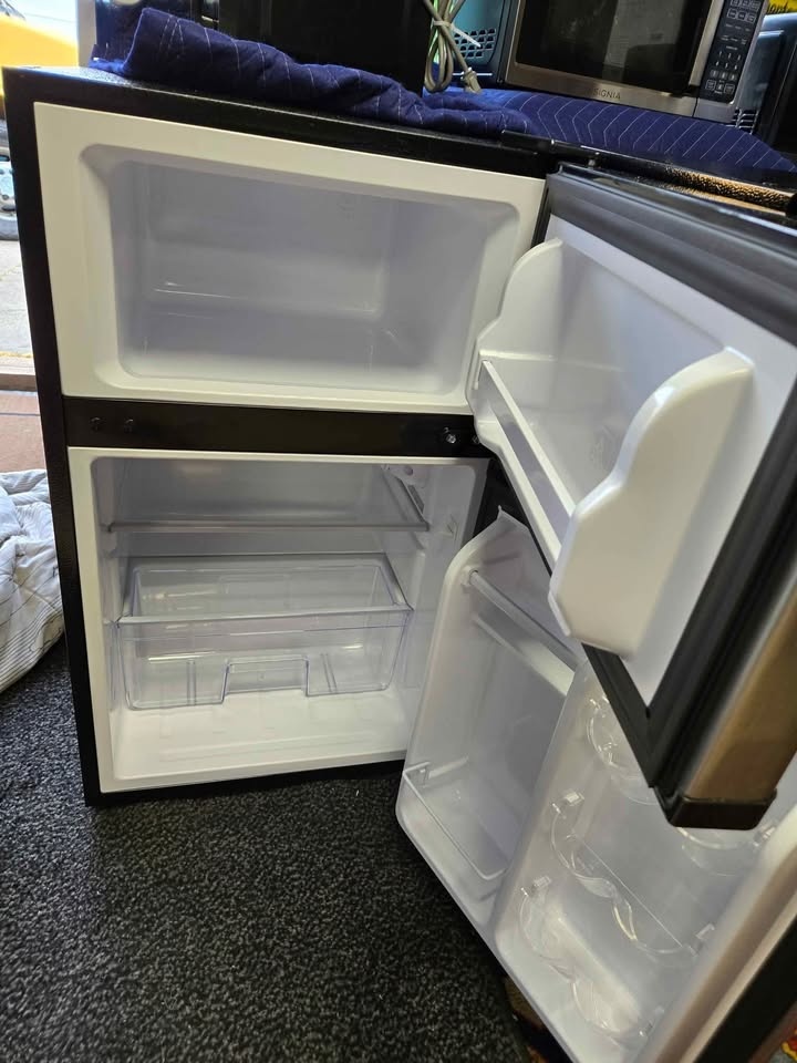 Brand New Insignia 3.0 Cu. Ft. Mini Fridge (NS-CF30SS9)🥕 - photo 4