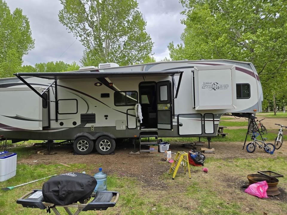 2011 Forest River Wildcat Sterling 32QB Fifth Wheel🥕 - photo 2