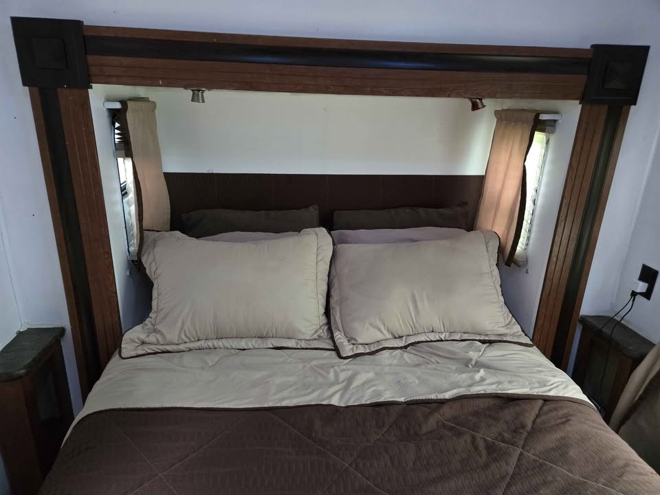 2011 Forest River Wildcat Sterling 32QB Fifth Wheel🥕 - photo 4