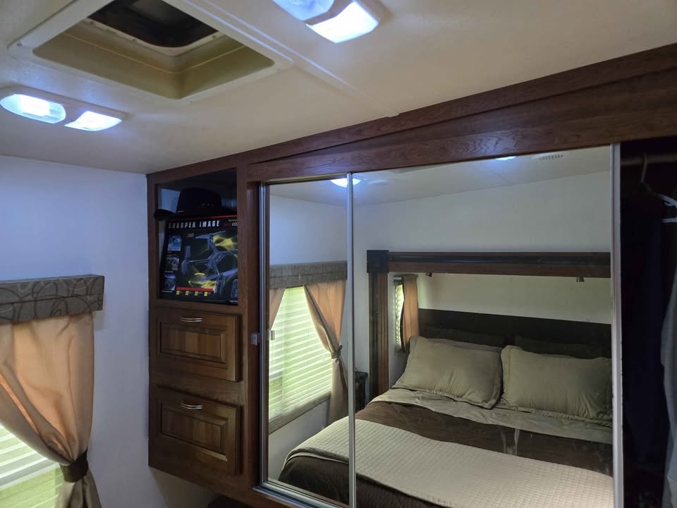 2011 Forest River Wildcat Sterling 32QB Fifth Wheel🥕 - photo 5