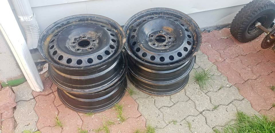 Set of Ford 15in steel rim with sensors🥕