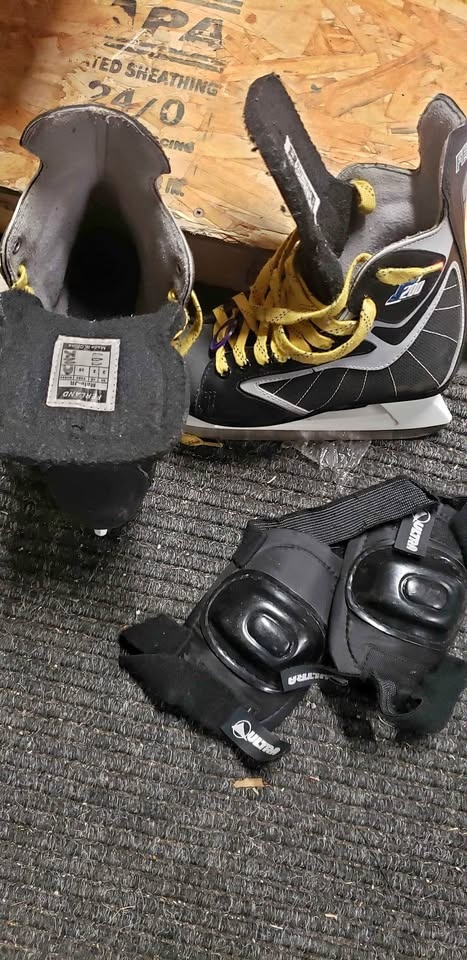 Hockey Shoes with Knee Protection🥕