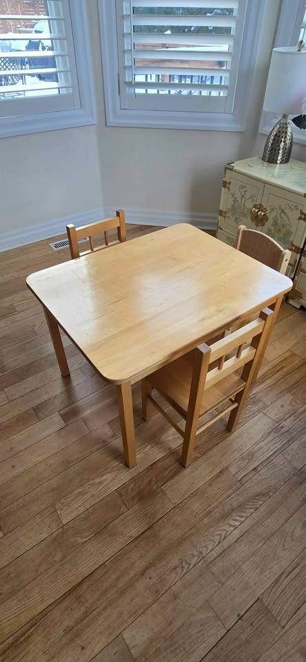 Wooden table made in Canada for kids - photo 3