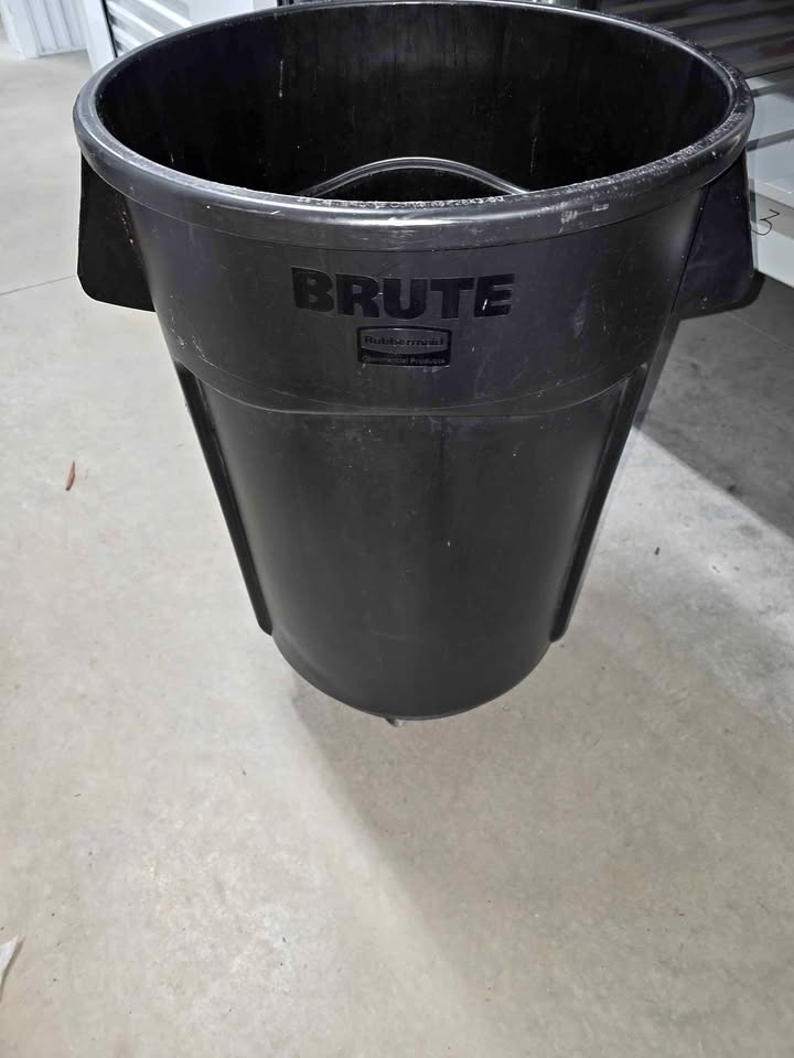 Brute garbage can with dolly