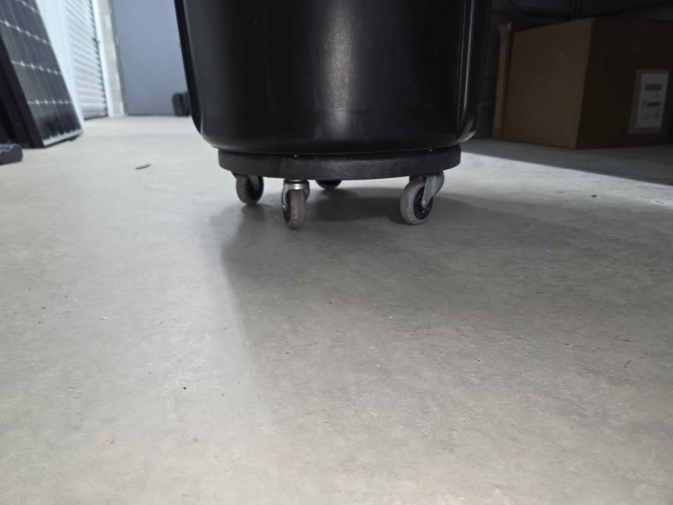 Brute garbage can with dolly - photo 2