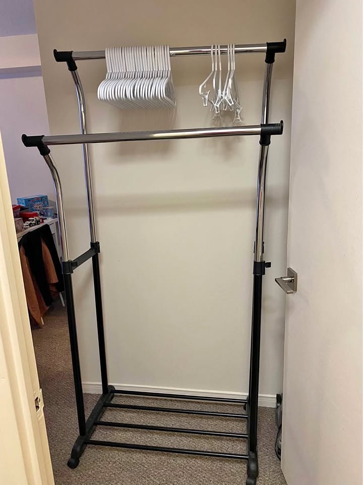 Clothes rack + free hangers