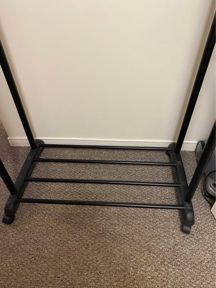Clothes rack + free hangers - photo 3