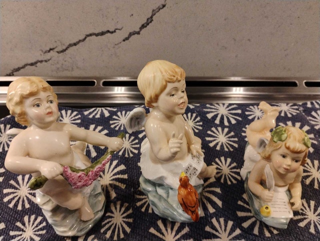 Doulton International 1983 Cherub of Arts Figurines (3) - photo 3