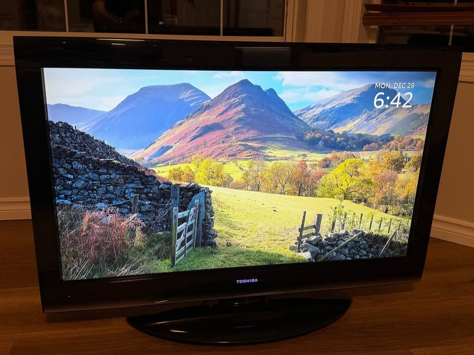 40 inch Toshiba TV - photo 2