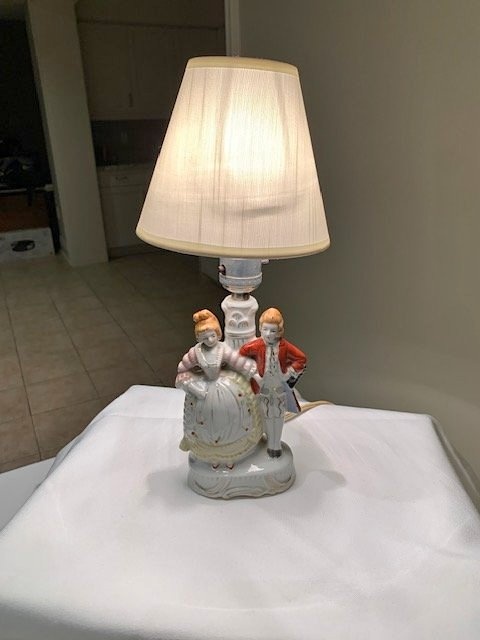 Vintage Victorian Colonial Courting Couple Table Lamp