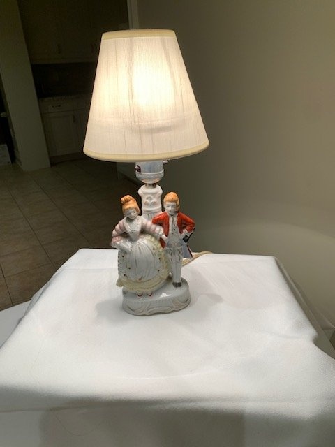 Vintage Victorian Colonial Courting Couple Table Lamp - photo 3