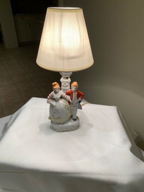 Vintage Victorian Colonial Courting Couple Table Lamp - photo 4