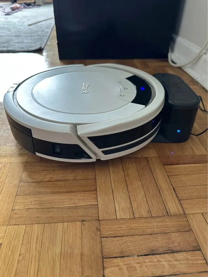 🥕Lightly Used Shark Robot Vacuum 🥕 image indicator(2)