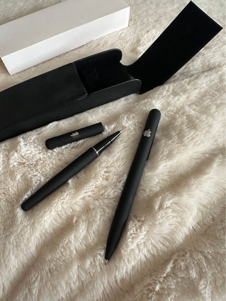 Rare Collectable 2 Black Apple Park Employee Ink Pens With Magne - photo 3